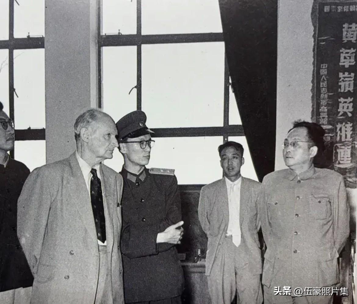 1961年9月，蒙哥马利参观军事博物馆，副总参谋长李达上将陪同。李达在1960年
