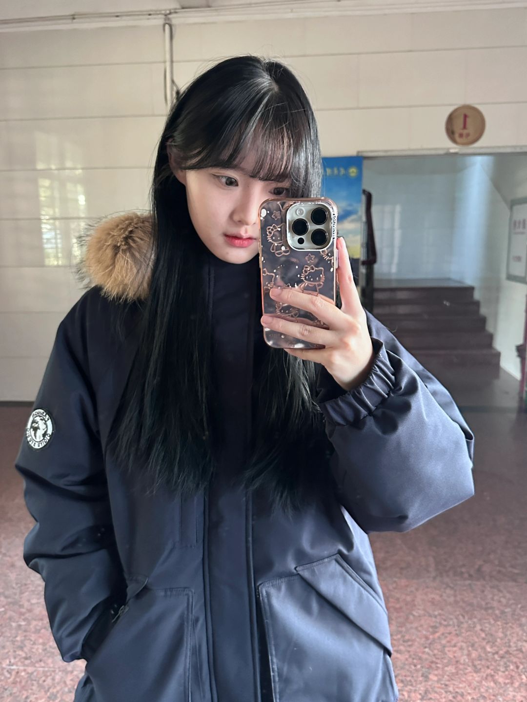 藏青色羽绒服好显白