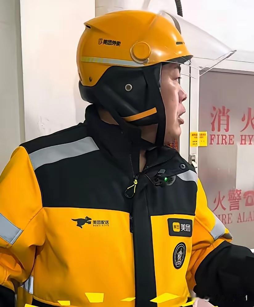 通州，一外卖小哥去送餐，顾客关上门时，小哥发觉不对劲，随后冲出电梯猛砸门：快开门