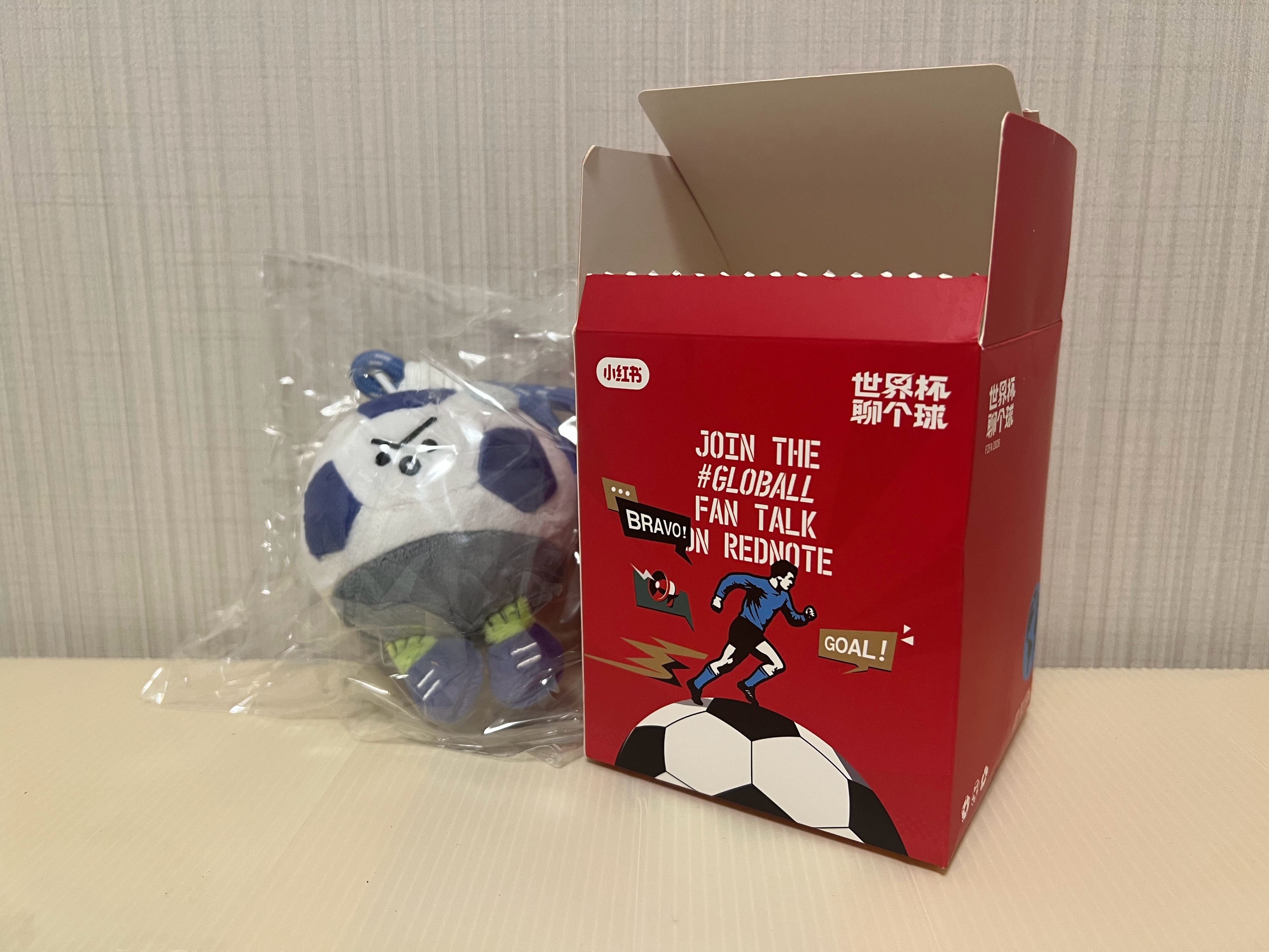 终于回来了，收到了小红书限定足球盲盒，怎么是个球啊