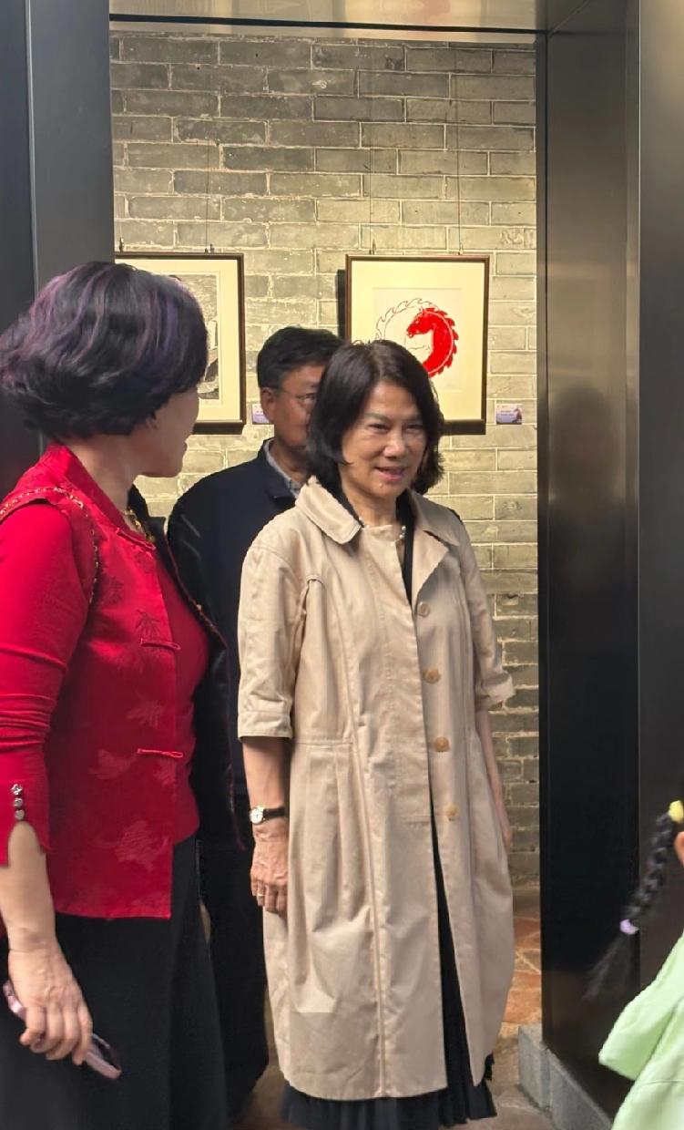 身价上亿的董明珠过年买东西也是要砍价的。大年初三，董明珠和她的几个朋友在广东唐家