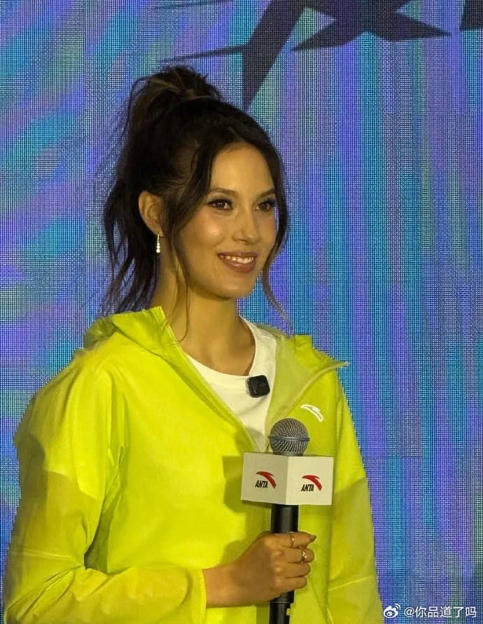 谷爱凌在北京的时尚活动上一亮相，就自带发光体质——一身运动装愣是穿出了活力爆棚的