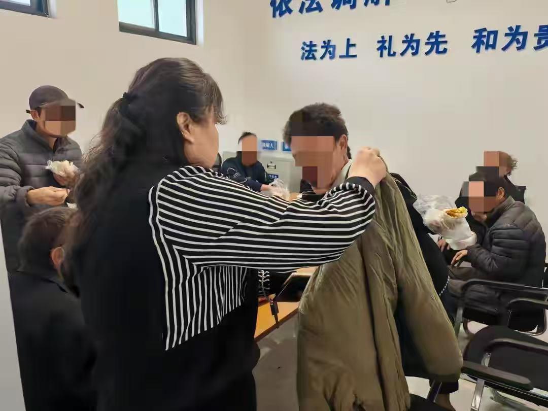 陕西渭南官方从黑砖厂解救多名疑似残障人士：已安置在救助中心，正逐一核实身份

网