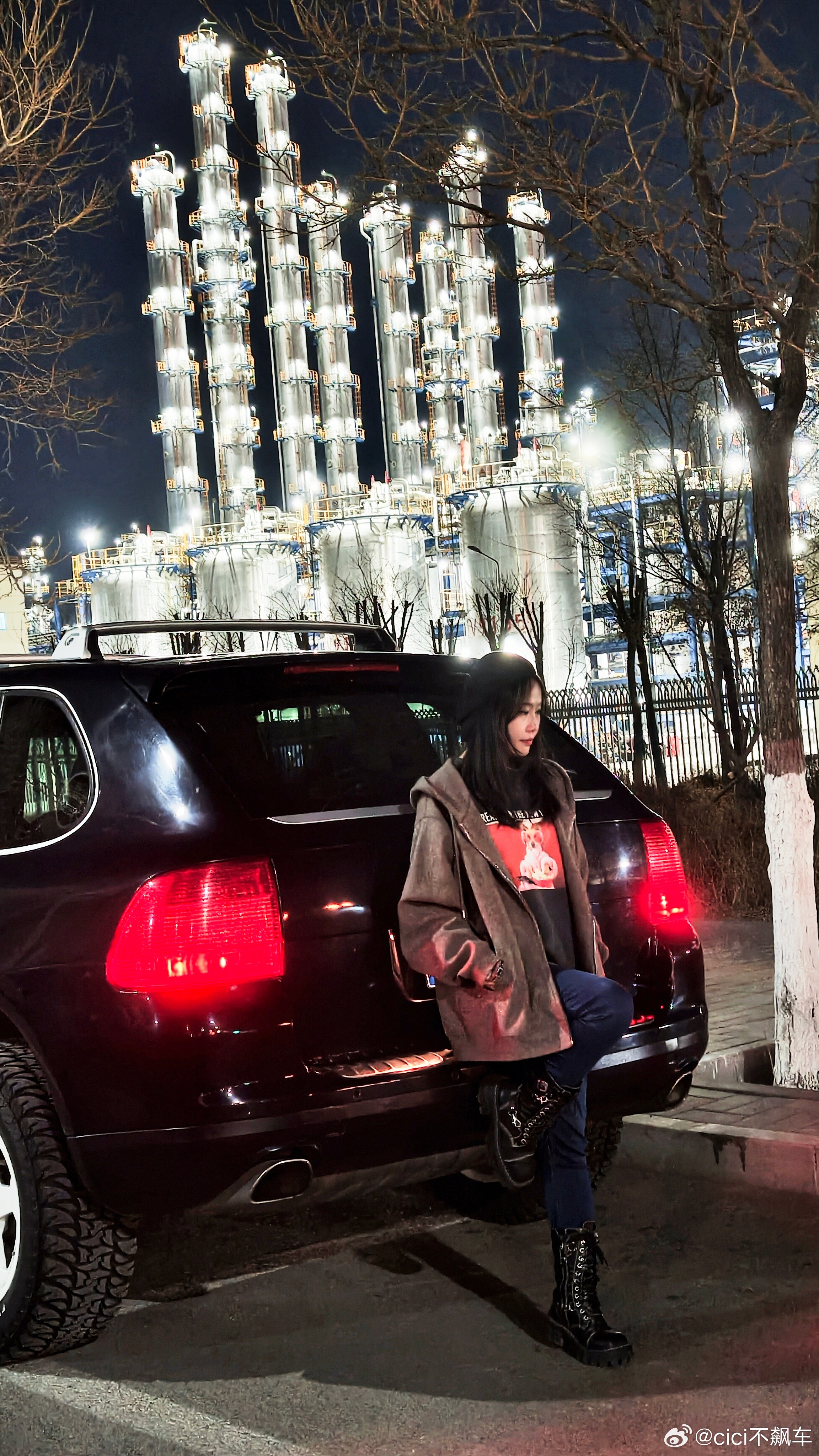 夜幕下两种不同的工业之美，拥有一台老车真美好大v聊车保时捷卡宴