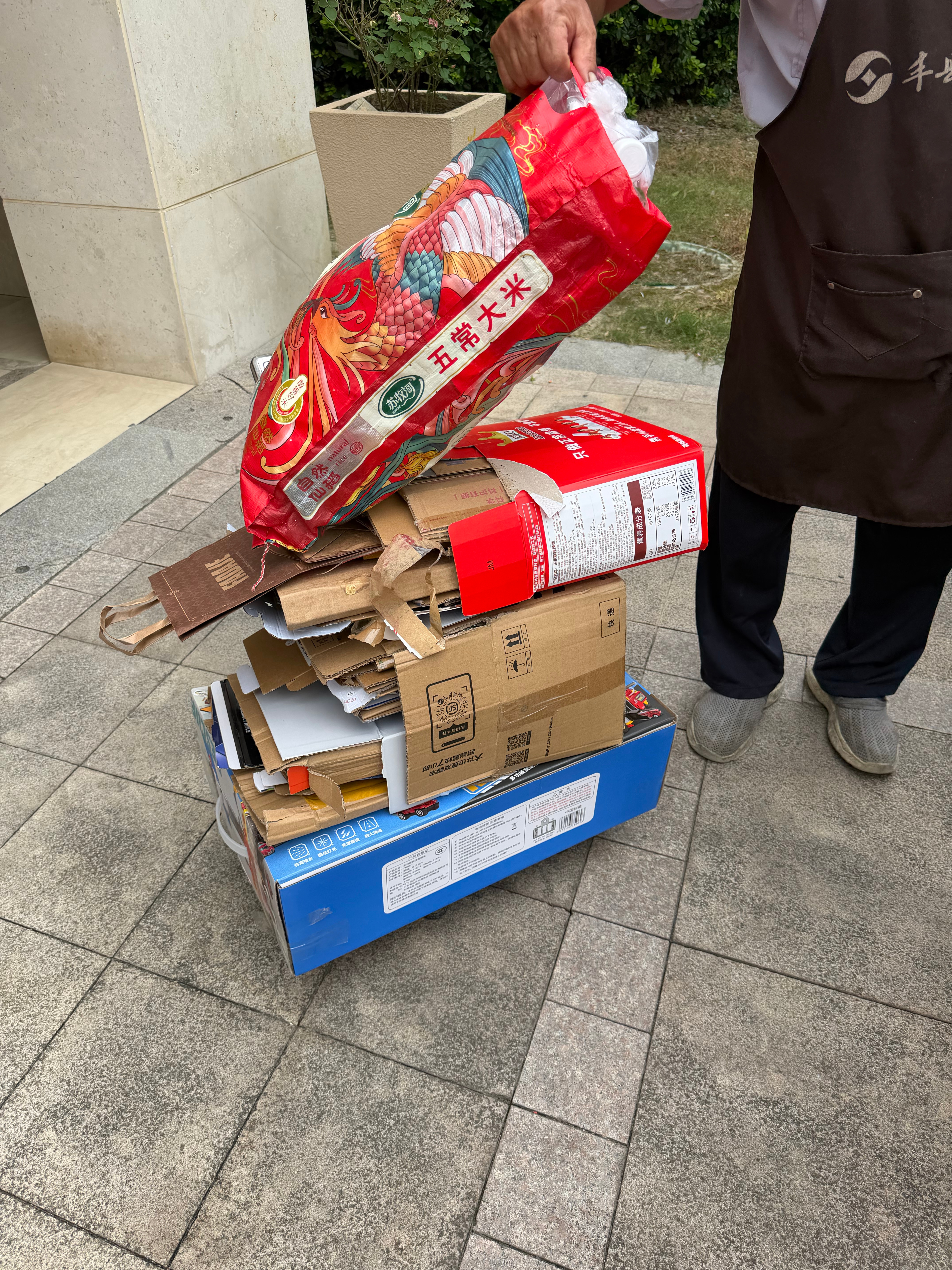 调休今天休息，明天上班，收废品的大爷常年不休息 ​​​