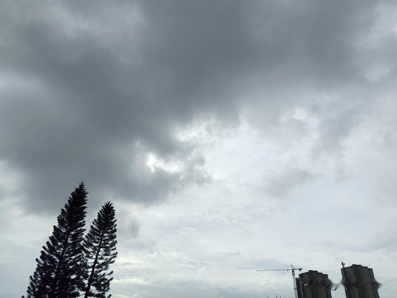 台风“巴威”远去！广东雷雨增多，高温范围缩小。明天后天，高温有望缓解。

今年第