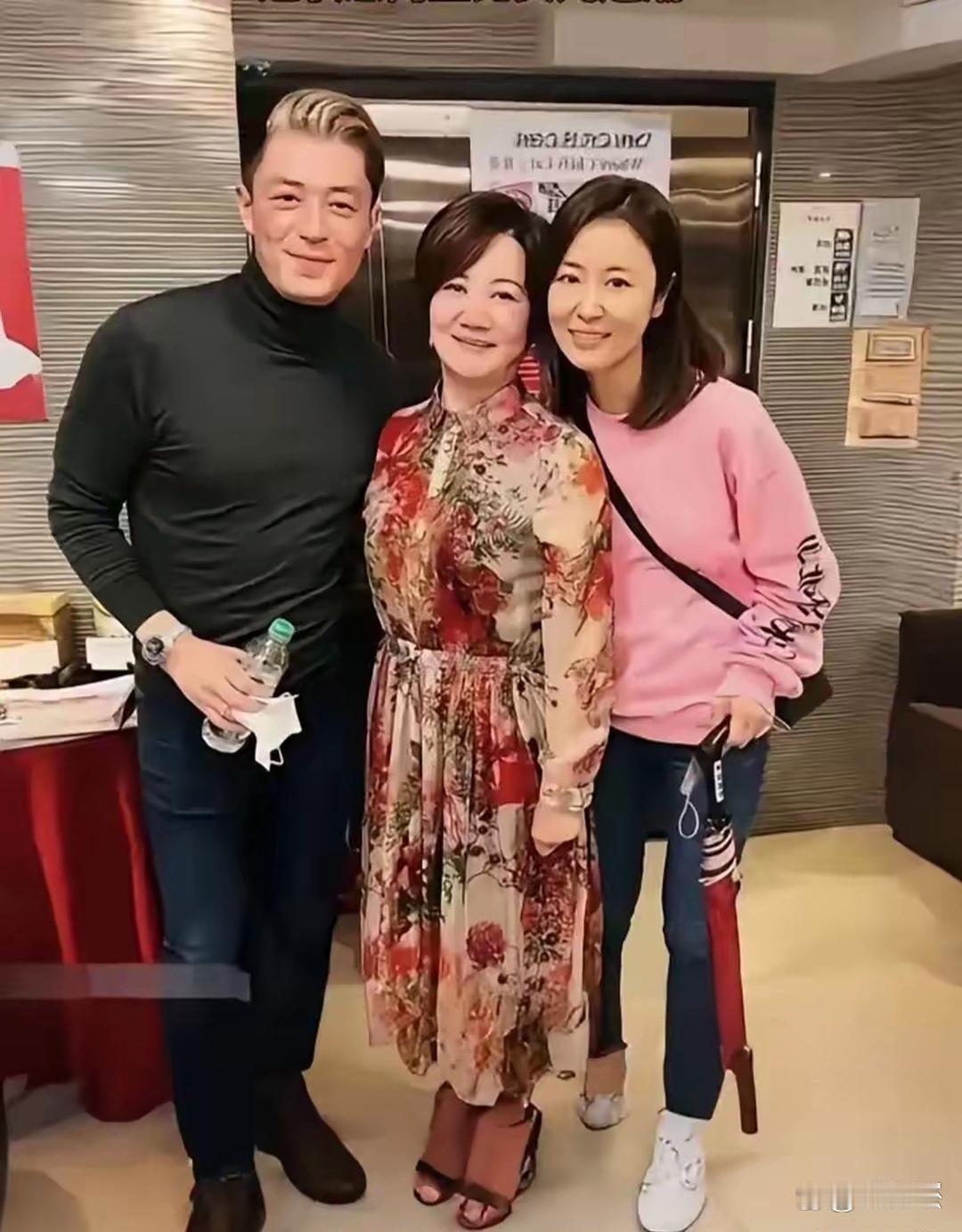 47岁的霍‎‏建华，最‎近和丈‍母﻿娘‌合了张影，‍看‍着真让人心里咯噔一‍‎‎