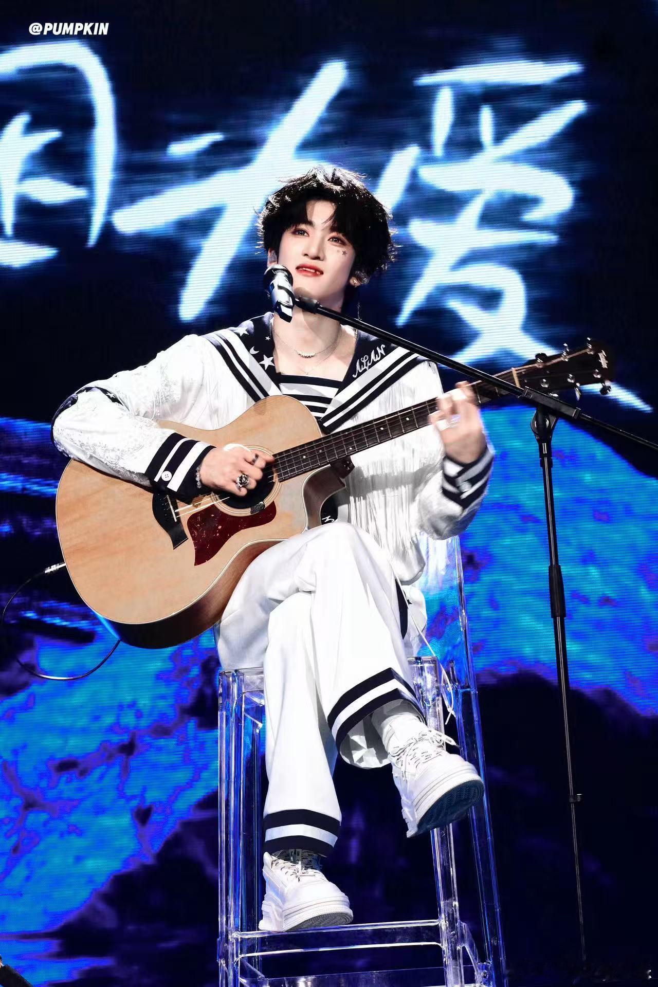 邓佳鑫离了时代峰峻发现外面没有雨 曾经连表达自我的空间都没有，现在能从容调和团队