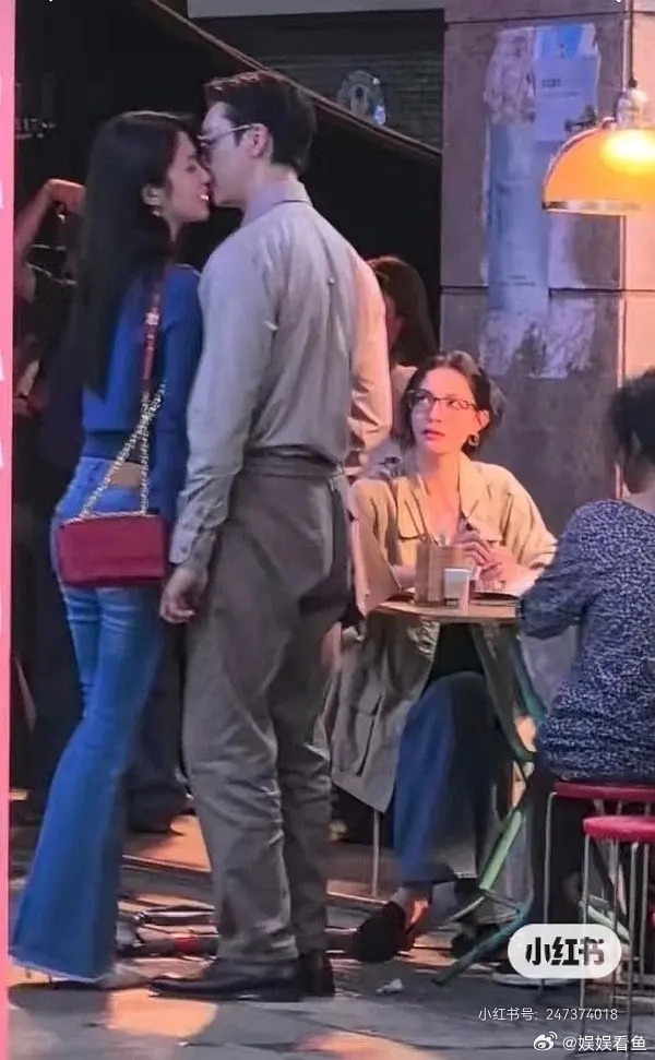 憨直还是演现偶吧，古装不适合她看大生意人里的她和路透里，两模两样啊 