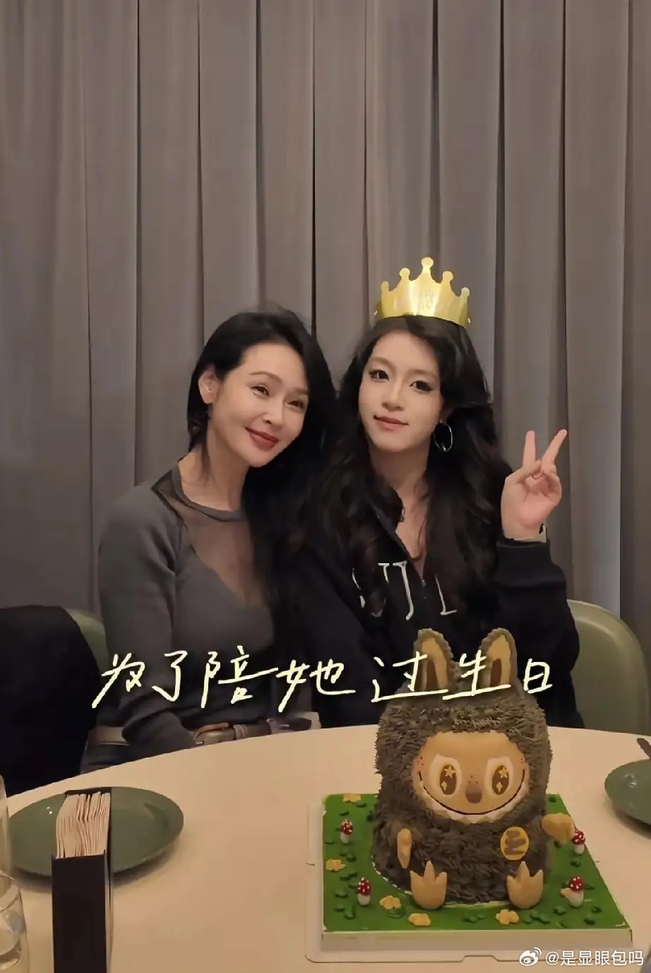 演员于明加的大女儿都17岁了。近日，于明加晒出大女儿萌萌的庆生照，母女俩长得实在