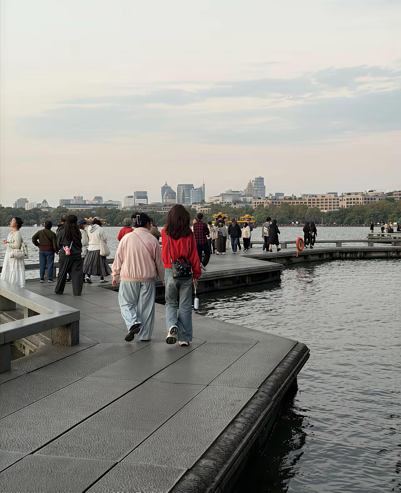 网友：西湖上为啥不装栏杆？如果有人掉下去不怕担责吗？ 