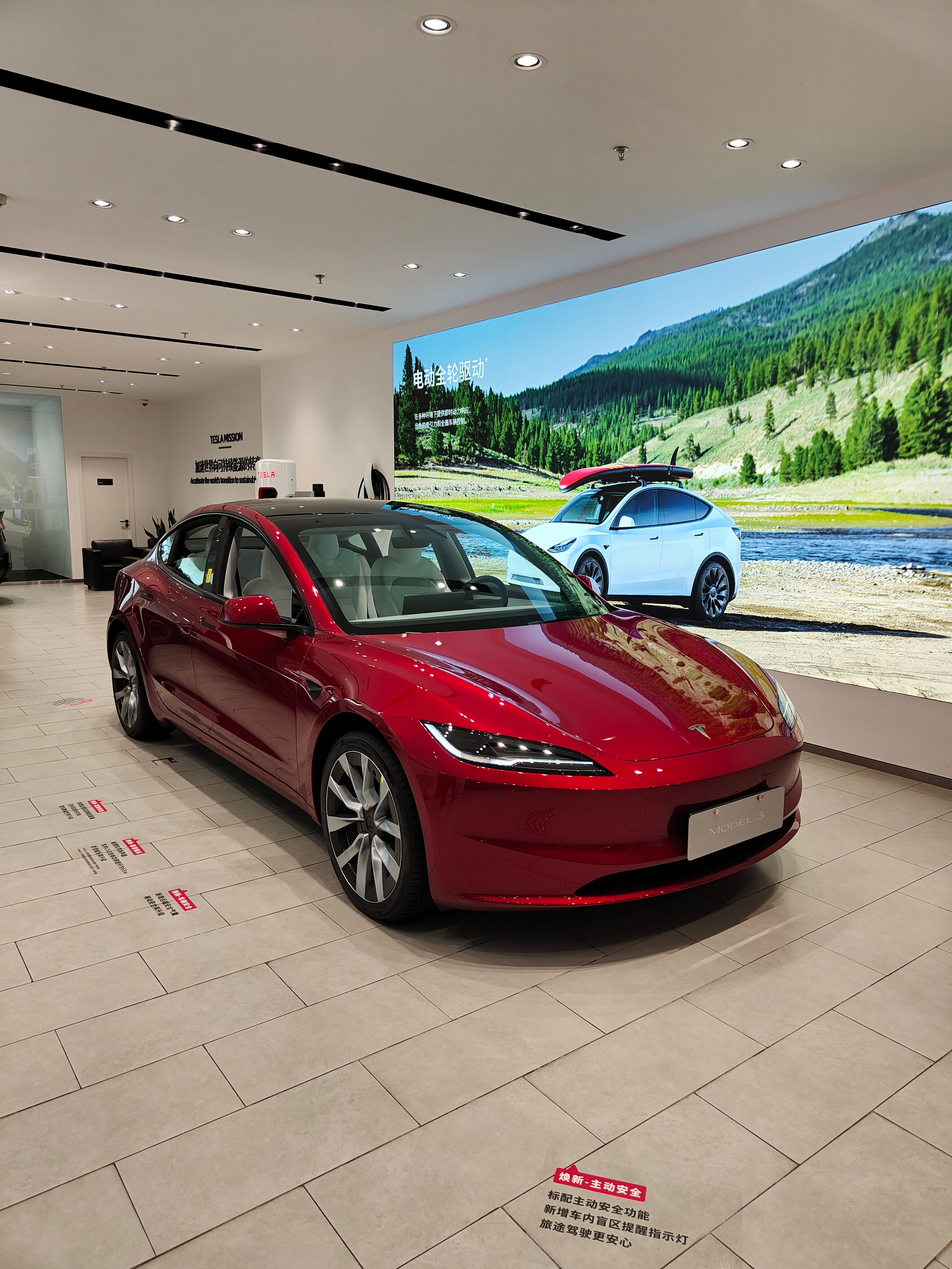 静态看了下新款特斯拉model 3，外观我觉得比之前好看高级，内饰单纯看着变化不