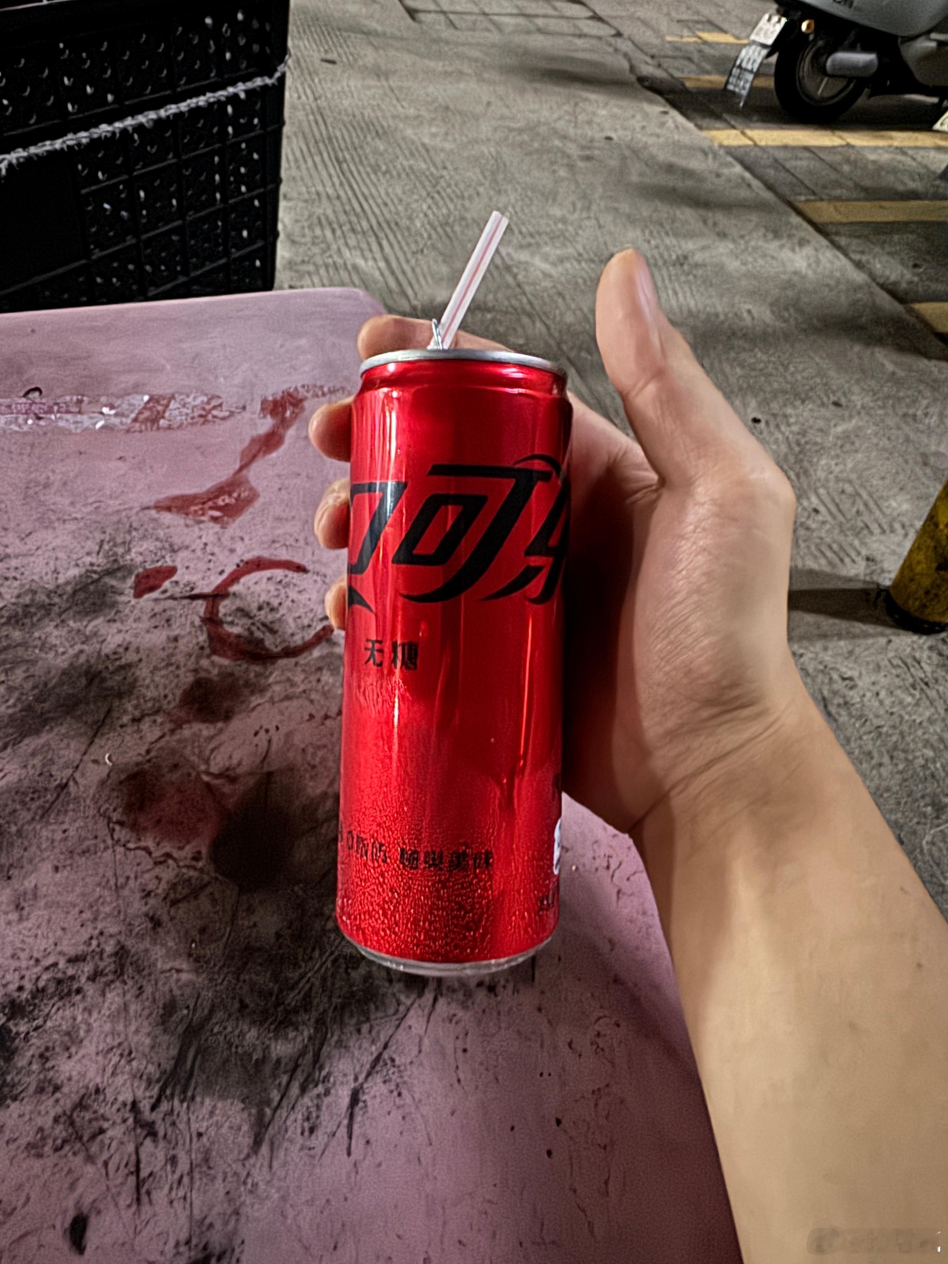爱直接对嘴喝饮料的人天塌了我一般都会用吸管喝，广东这边任何卖饮料的地方都会有配套
