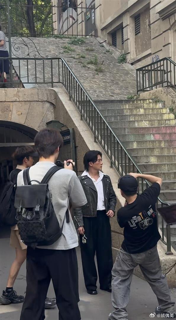 苏有朋巴黎路人抓拍判若两人！浓妆氛围感拉满，素颜状态更绝。 