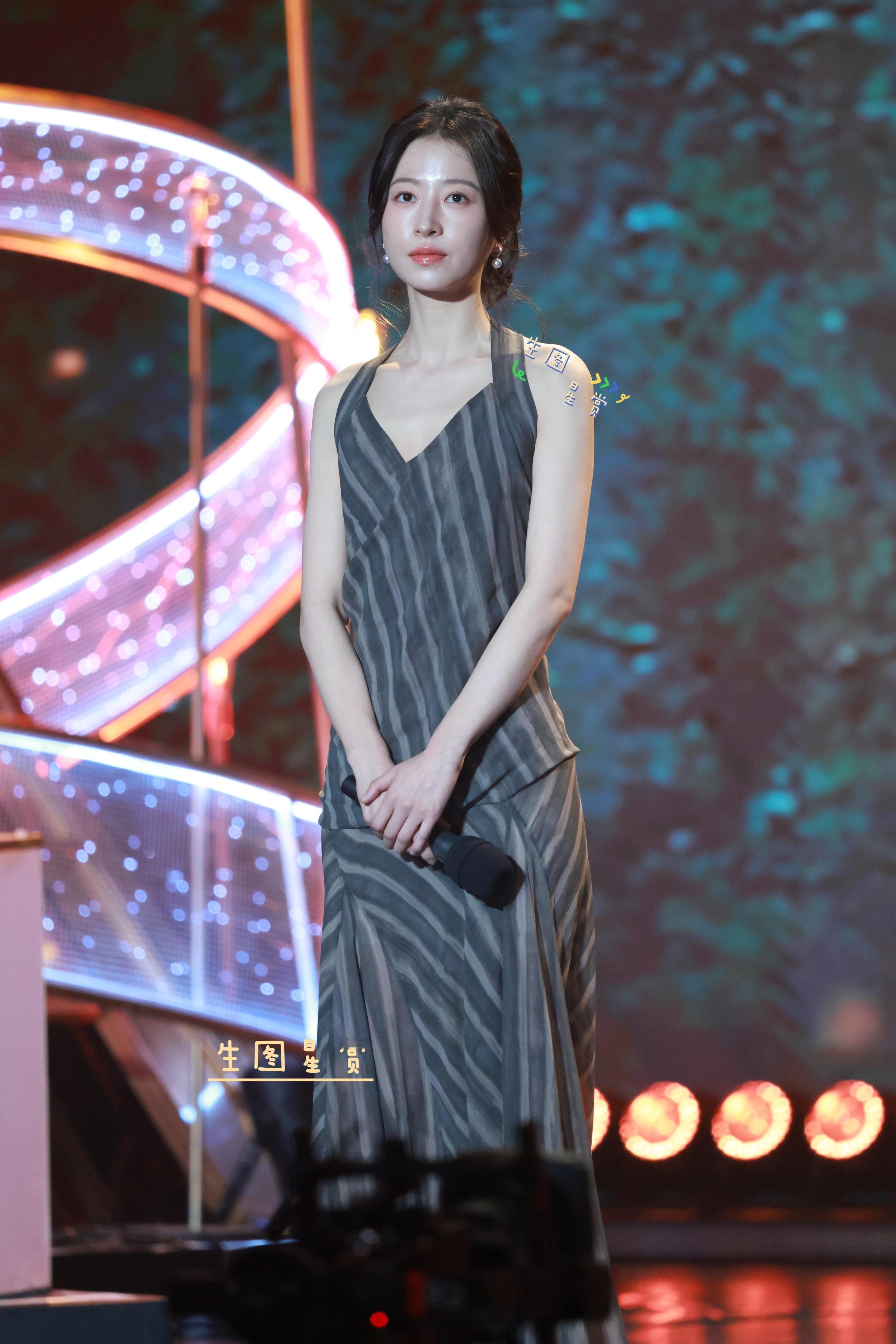 周雨彤×广电视听精品之夜亭亭玉立的周姐[给你小心心][抱一抱]2025中国广播电