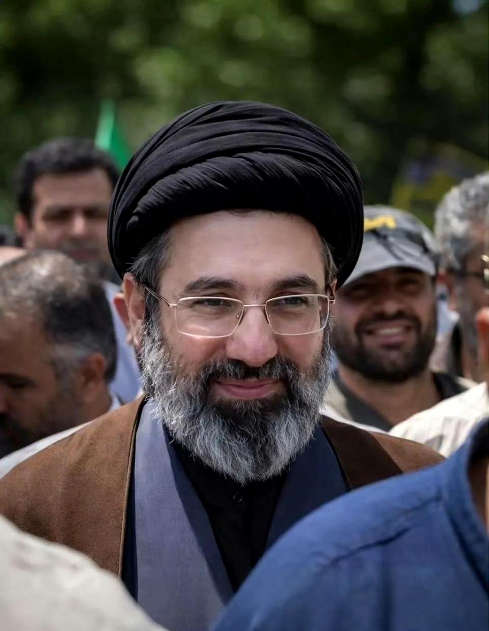 穆杰塔巴发布四张个人照片。 ​​​