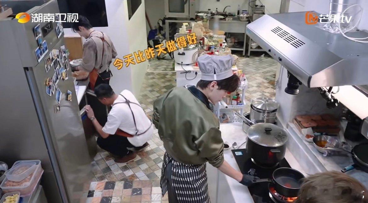 翟潇闻算盘打错了中餐厅名场面 看翟潇闻在中餐厅的“推销小剧场”太有意思了，特意带
