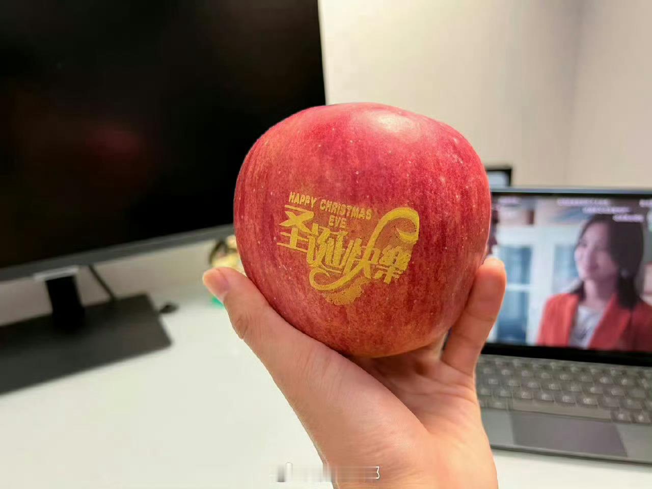 【你今晚吃苹果没有】今晚平安夜，你有苹果吃吗？有人送你礼物么？圣诞快乐… 苹果你