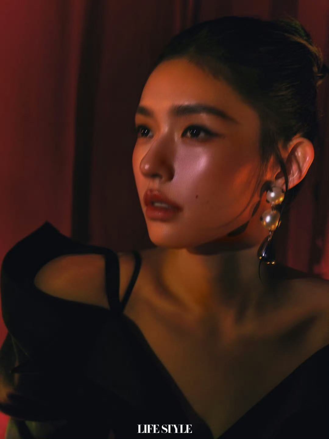 林允浮华鎏金候场大片林允精品购物指南生日刊封面  林允亮相封面，浮华鎏金候场大片