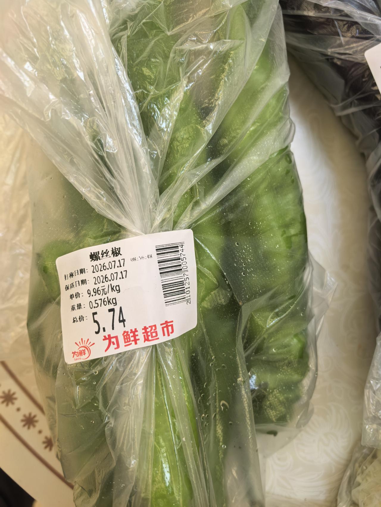 深圳普通生活超市菜价，我感觉不那么贵，如螺丝椒每斤不到5元，红茄子，每斤2元左右
