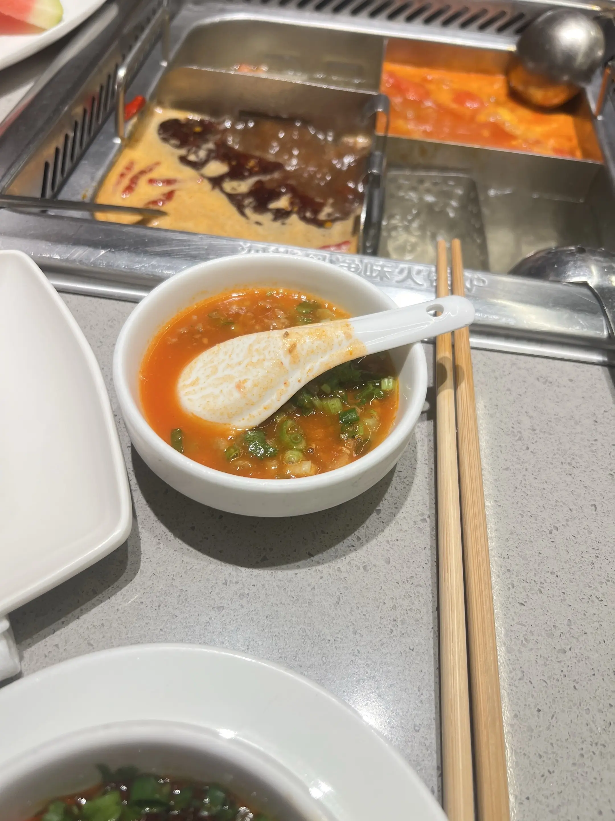 海底捞贵是贵了点，但是好吃啊，服务又超级好
