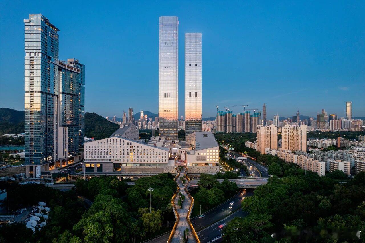 股东可在协议和章程对法定代表人进一步约定。法定代表人的变更，应明确是由股东会还是