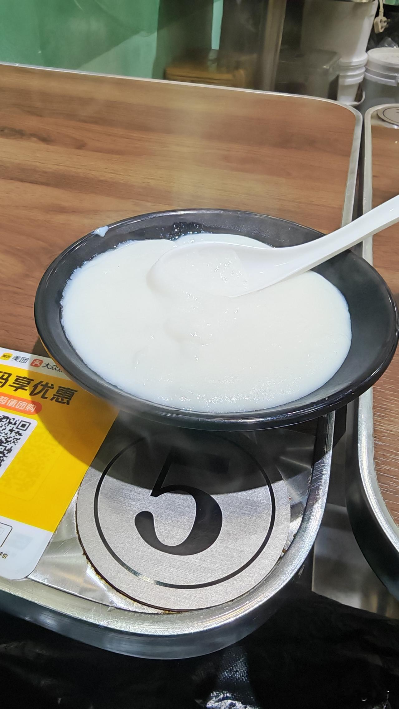 我在米线馆的早餐，一碗米稀两个煎鸡蛋。
米线馆虽然不大，主要以外卖为主，堂食寥寥