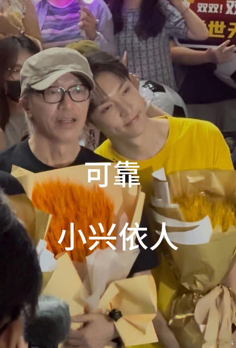张艺兴挂在周星驰身上出来了周星驰张艺兴说悄悄话《功夫女足》长沙路演甜度拉满！张艺