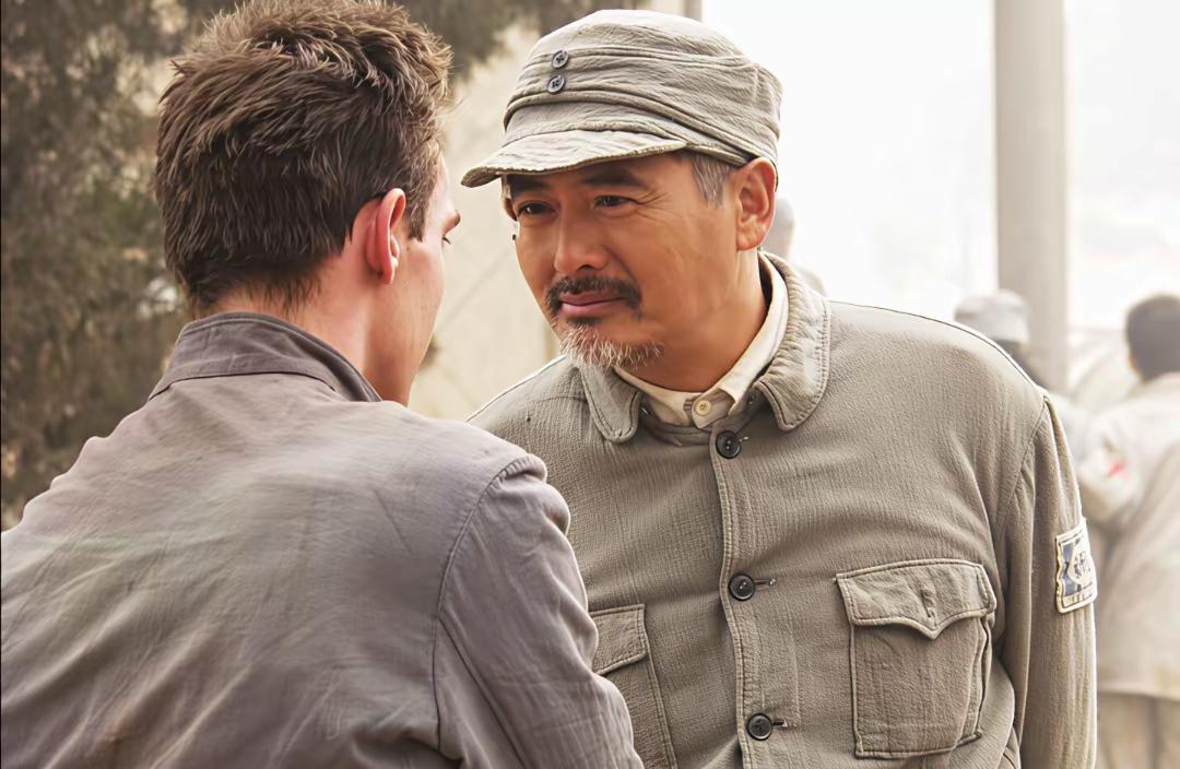 香港演员穿上八路军军装，总觉得哪里不对。

周润发端枪的姿势再标准，眼神里还是江