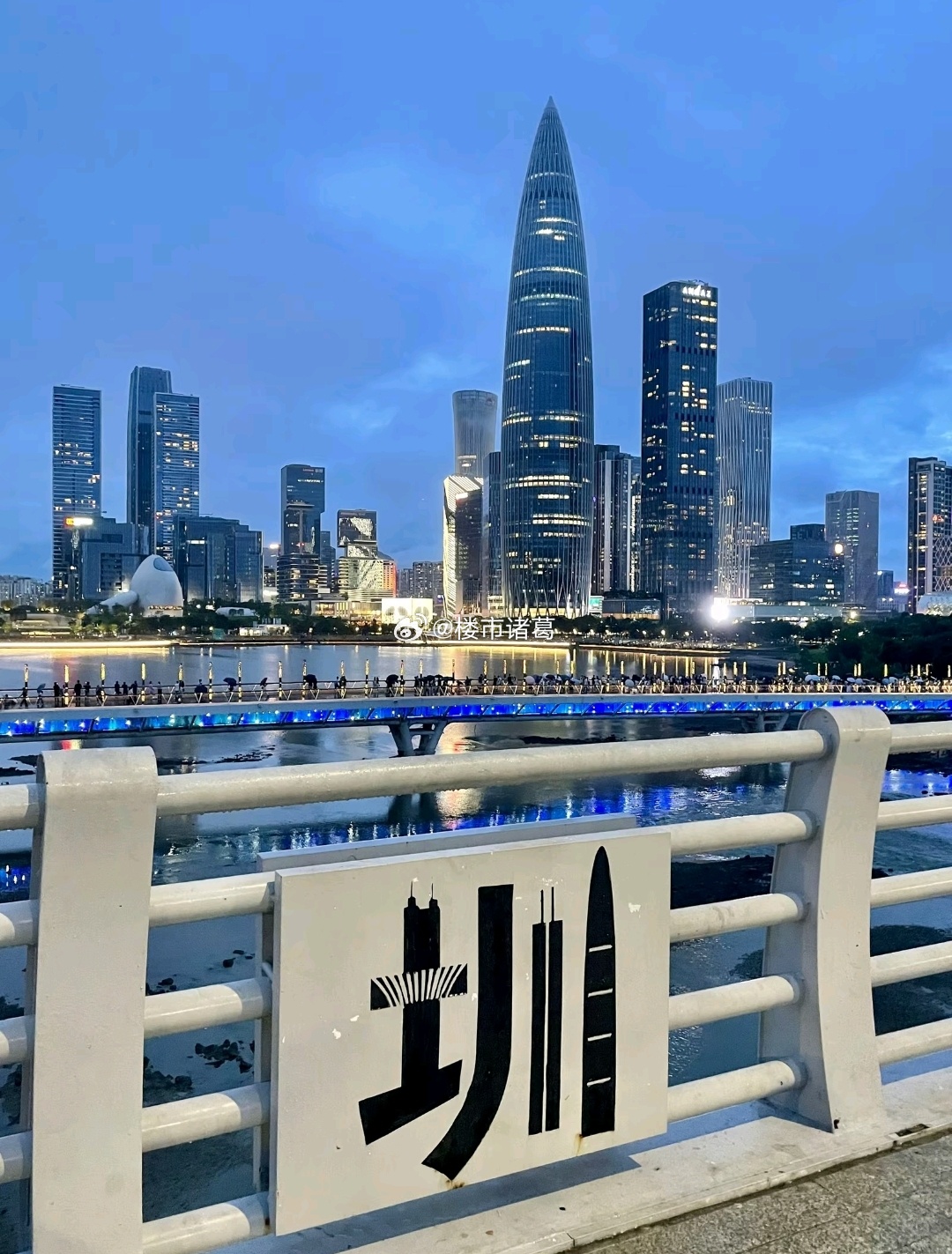 一位网友对深圳的评价：“对应届生最包容城市，投过简历都知道深圳公司回复最多。” 
