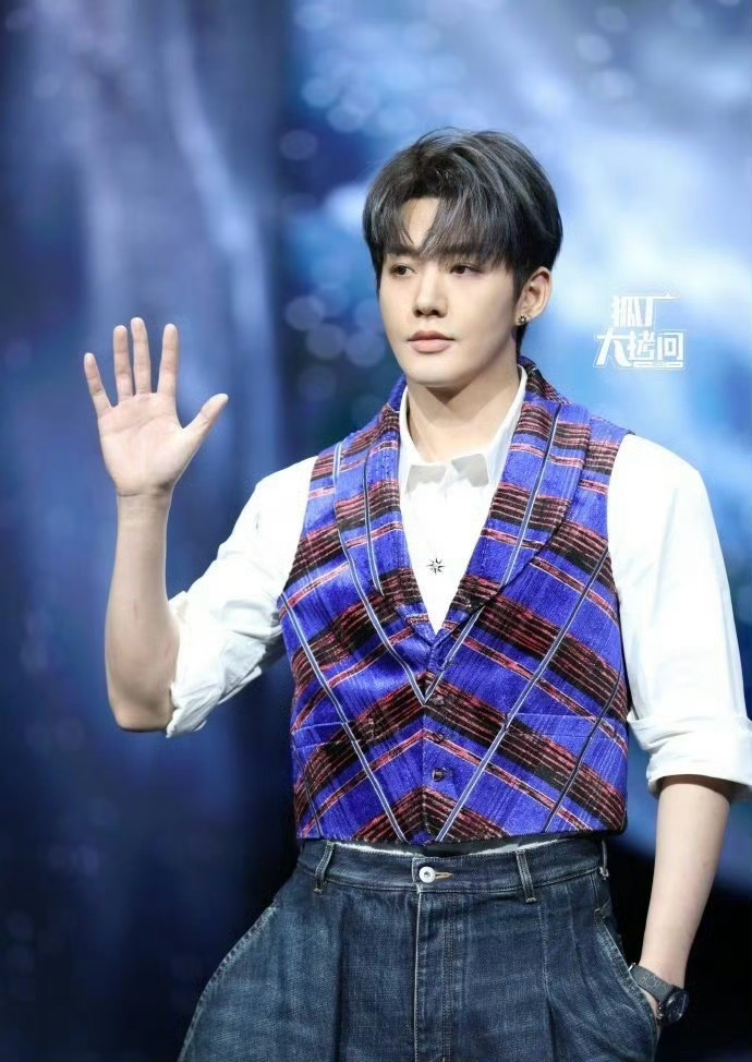 邓为的生图什么水平？身材看着好大只！