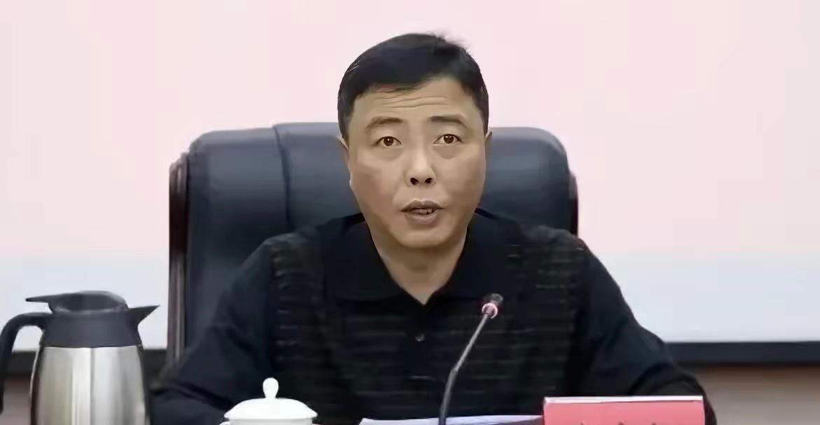 广东四会市委书记翁卓辉落马，最荒诞的不是贪腐金额，而是他的出身。
你想想，这哥们