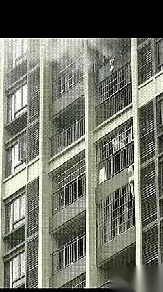 警报声还没响透，黑烟就从门缝里挤了进来，呛得人眼泪直流。
楼下有人在喊，声音隔着