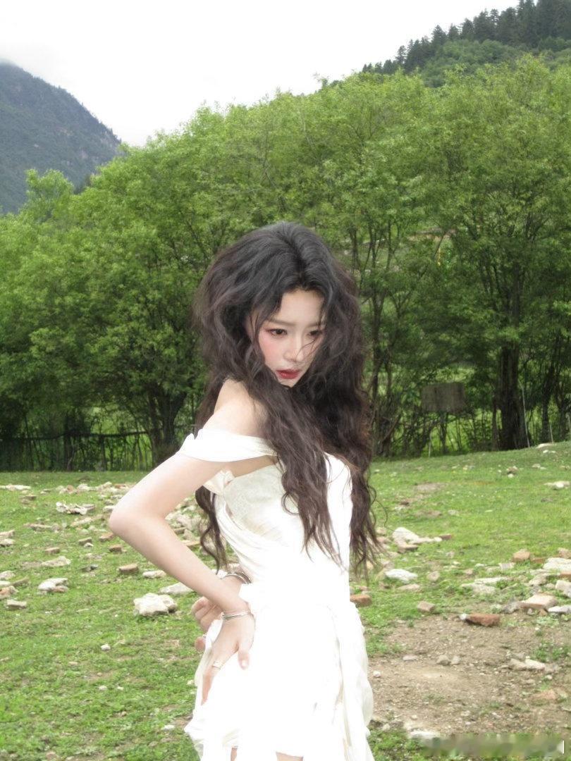 VOGUE审美看得出她是公主～孙怡露肩缎面白裙好美啊搭配羊毛卷发型清冷又破碎。 