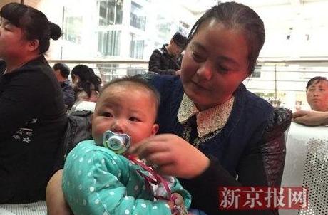 “太歹毒了！”2014 年，山东一宝妈在给 10 月大的女儿洗澡时，惊讶地发现孩