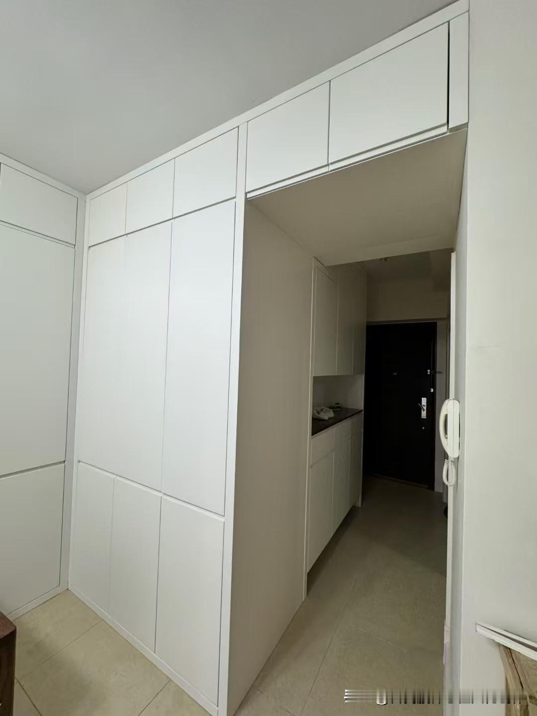 柜体，门板都是全原木的现代简约风全屋定制家居，那简直是家居界的一匹黑马。

我家