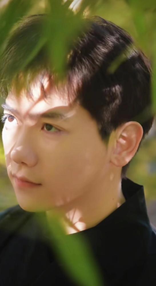 黑粉冲进直播间骂他，他一句话让全场刷屏“格局”。
传熙独自控场，弹幕突然飘过一