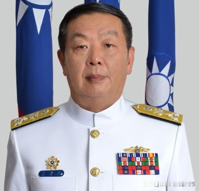 台岛前海军司令、海军二级上将、前参谋总长黄曙光，黄珊珊的亲哥哥。黄曙光，籍贯湖南