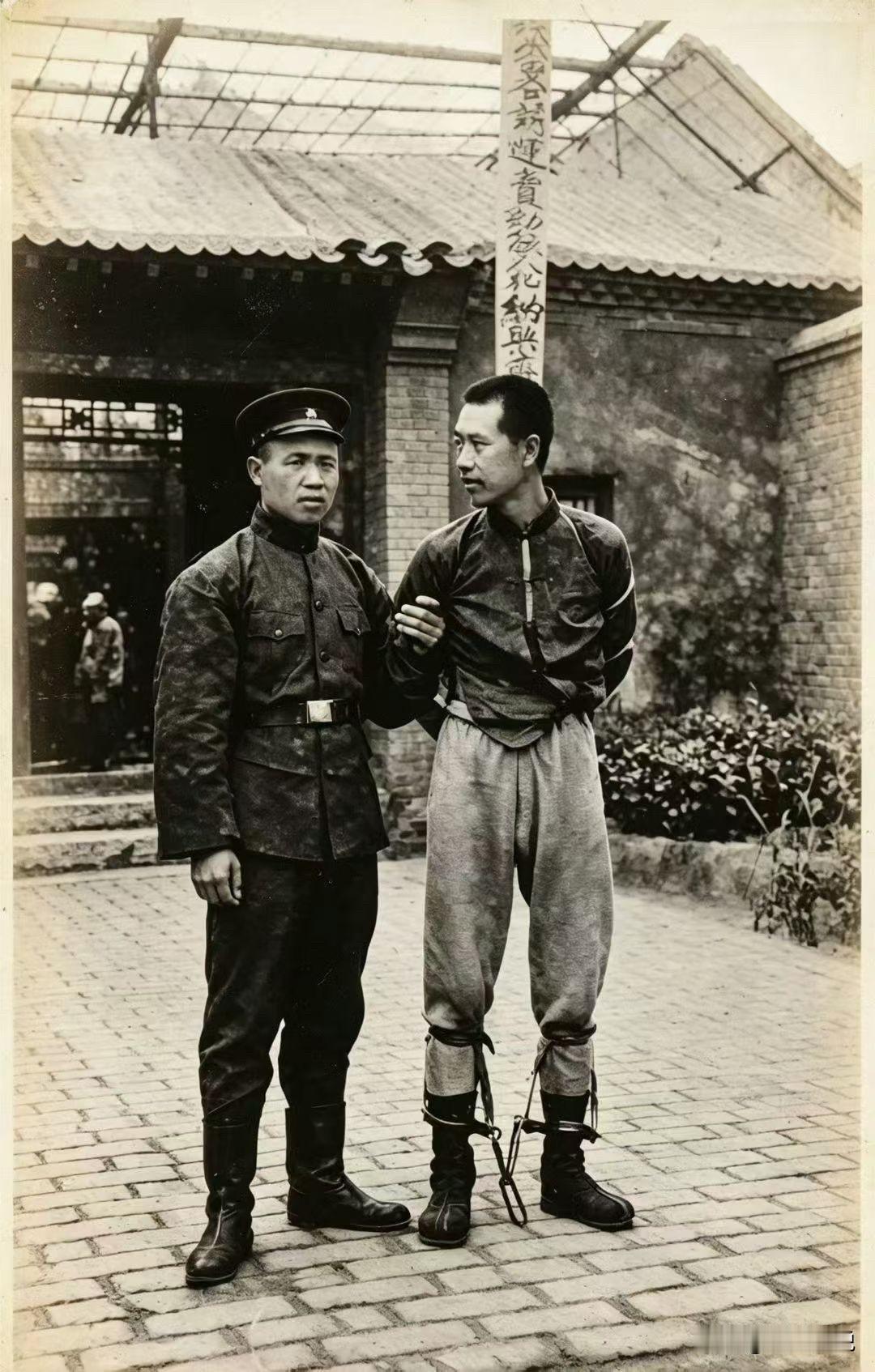 【历史老照片】1920年代，海南琼山（海口）监狱院内人贩子纳兴齐、纳陆氏夫妻押赴