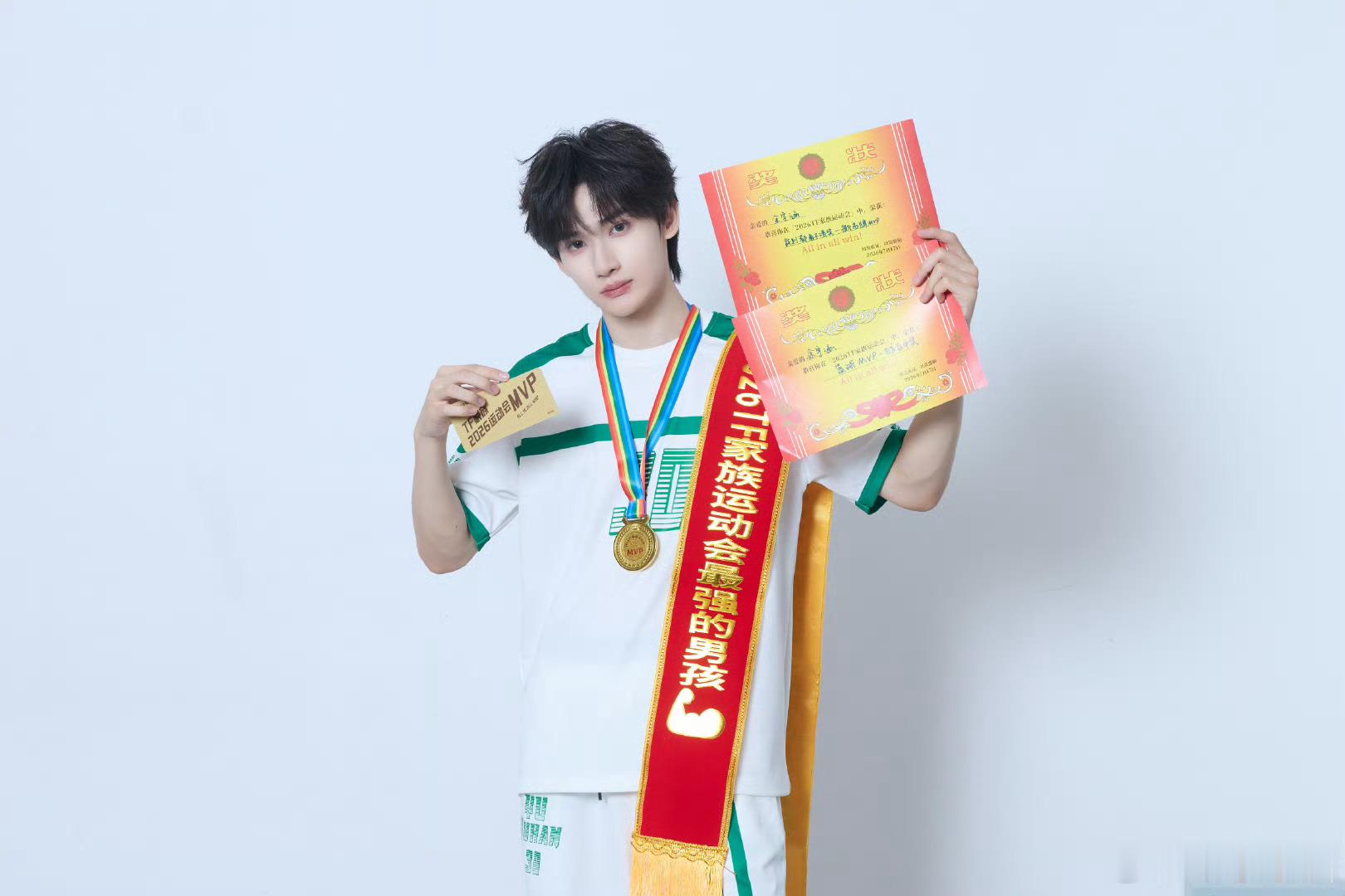 余宇涵运动会MVP 余宇涵在2026年TF家族运动会上以总分第一拿下全场MVP，