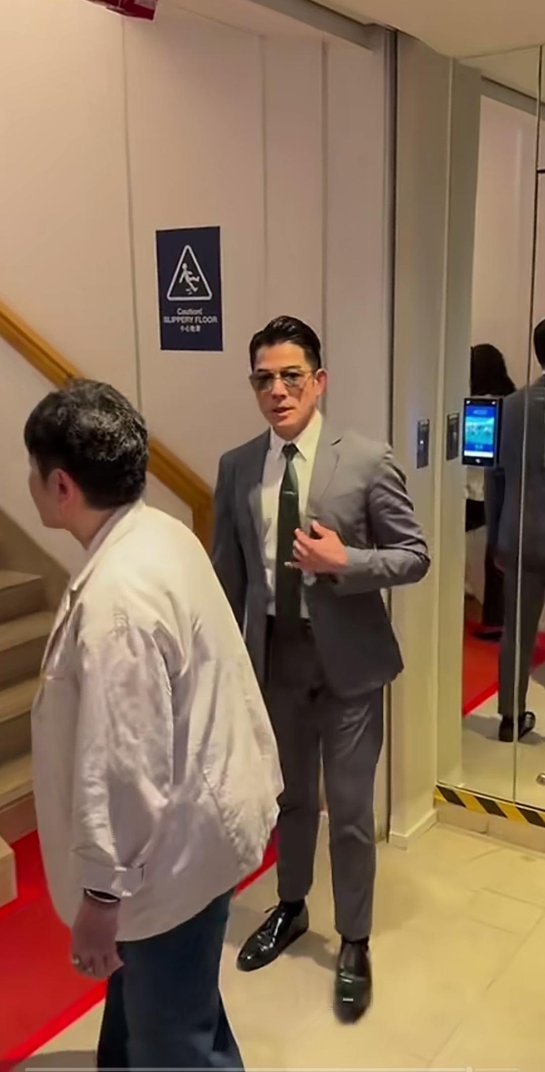 郭富城，为什么每次出镜都穿这么短又瘦的裤子，这样感觉显得腿更短。