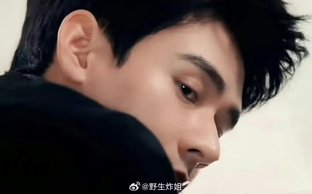 龚俊的这个回头望的动图，直接出圈了，被夸赞眼神里很有戏，能够让观众联动起来的感觉