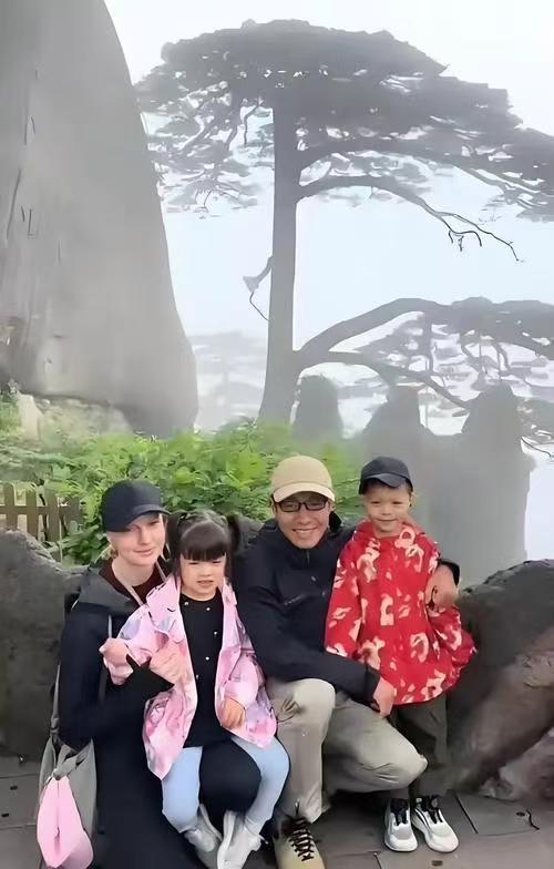 撒贝宁一家人：藏在烟火里，低调暖心的快乐
 
舞台之上，他是妙语连珠的央视主持人