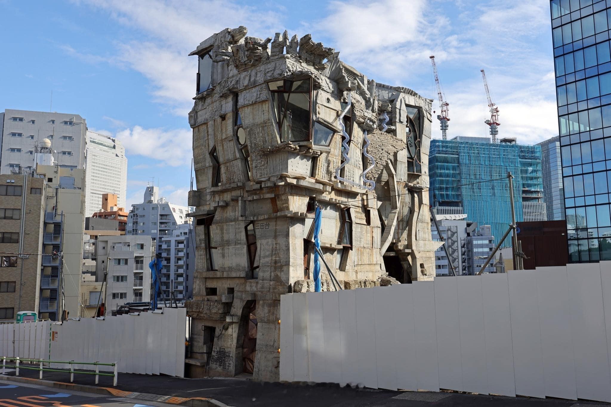 日本建筑师冈启辅从2005年开始的在三田建造的房屋“蚁鳟鸢ル”完工（图1）。他买