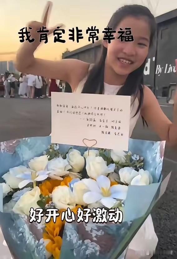 六一这天，张姩菡没去游乐园，公司展厅里倒是挂满了气球。
她踮着脚，费劲地给爸爸的
