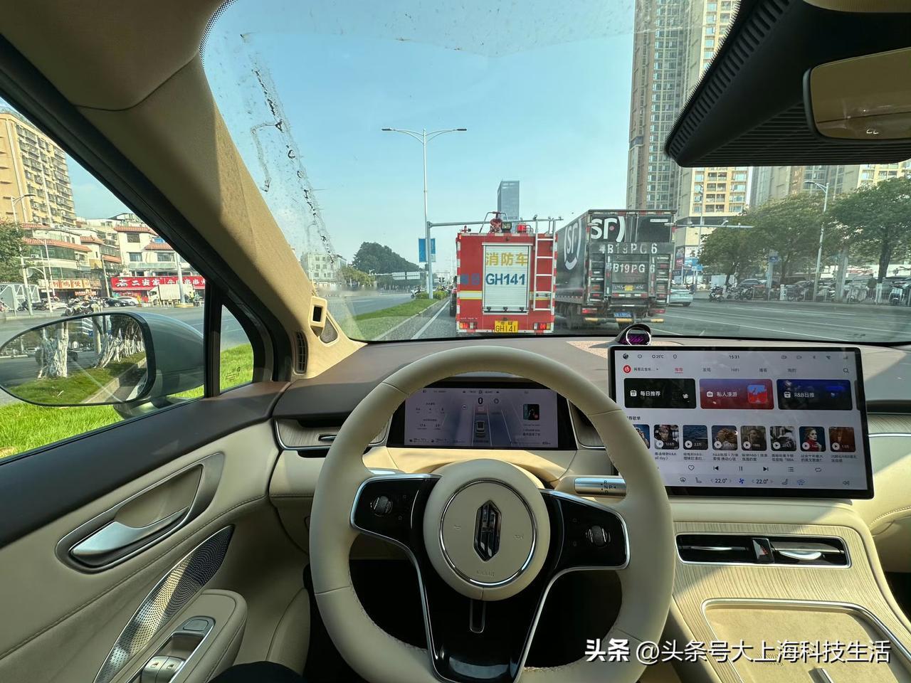 下午开尚界 H5 出去办点事，顺便聊聊 H5 的内饰。

这套家族化设计做的很不