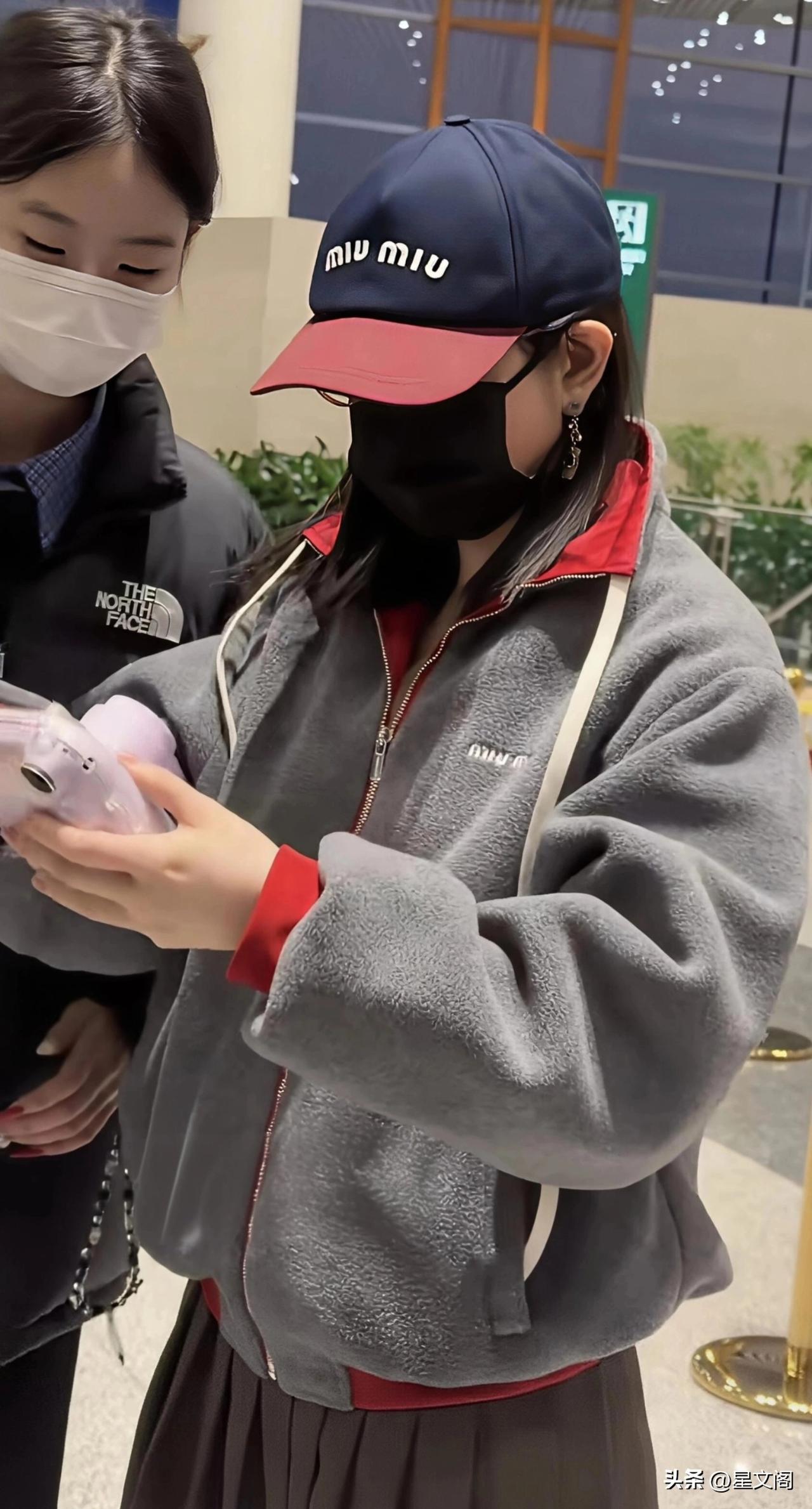 你有没有感觉到陈妍希自从演了姐弟恋之后就执着于少女穿搭？

最近经常是长外套搭小