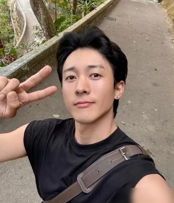 姚晨和曹郁官宣离婚了。
两人好几年前就散了。
当初没对外说，全是因为孩子太小