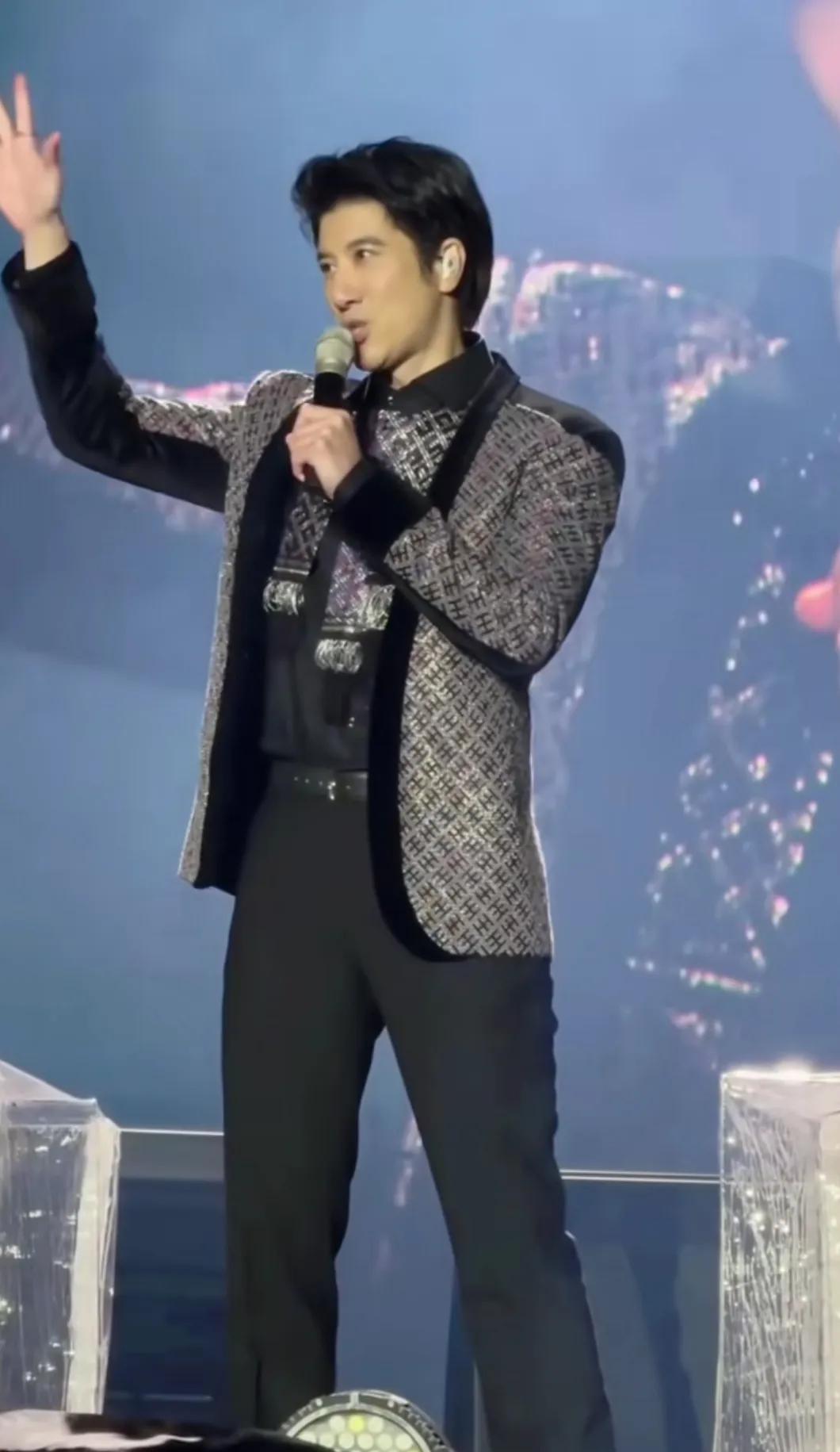 王力宏正式复出，全国巡演提上日程，他唱歌挺好听的，本来和周杰伦，林俊杰齐头并进，