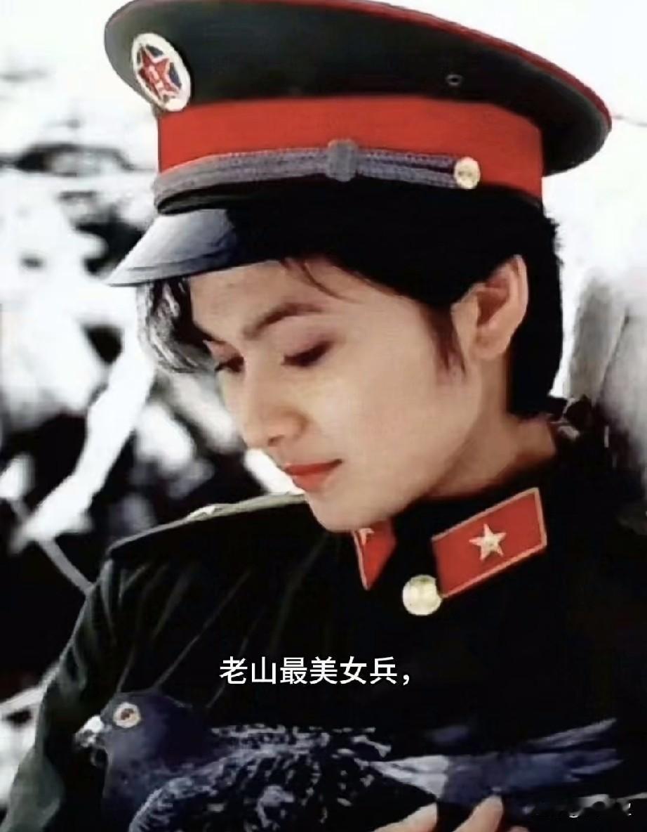老山最美女兵
祈求和平，不要战争
这名参战女兵，手拿和平鸽，既承载着前线将士对和